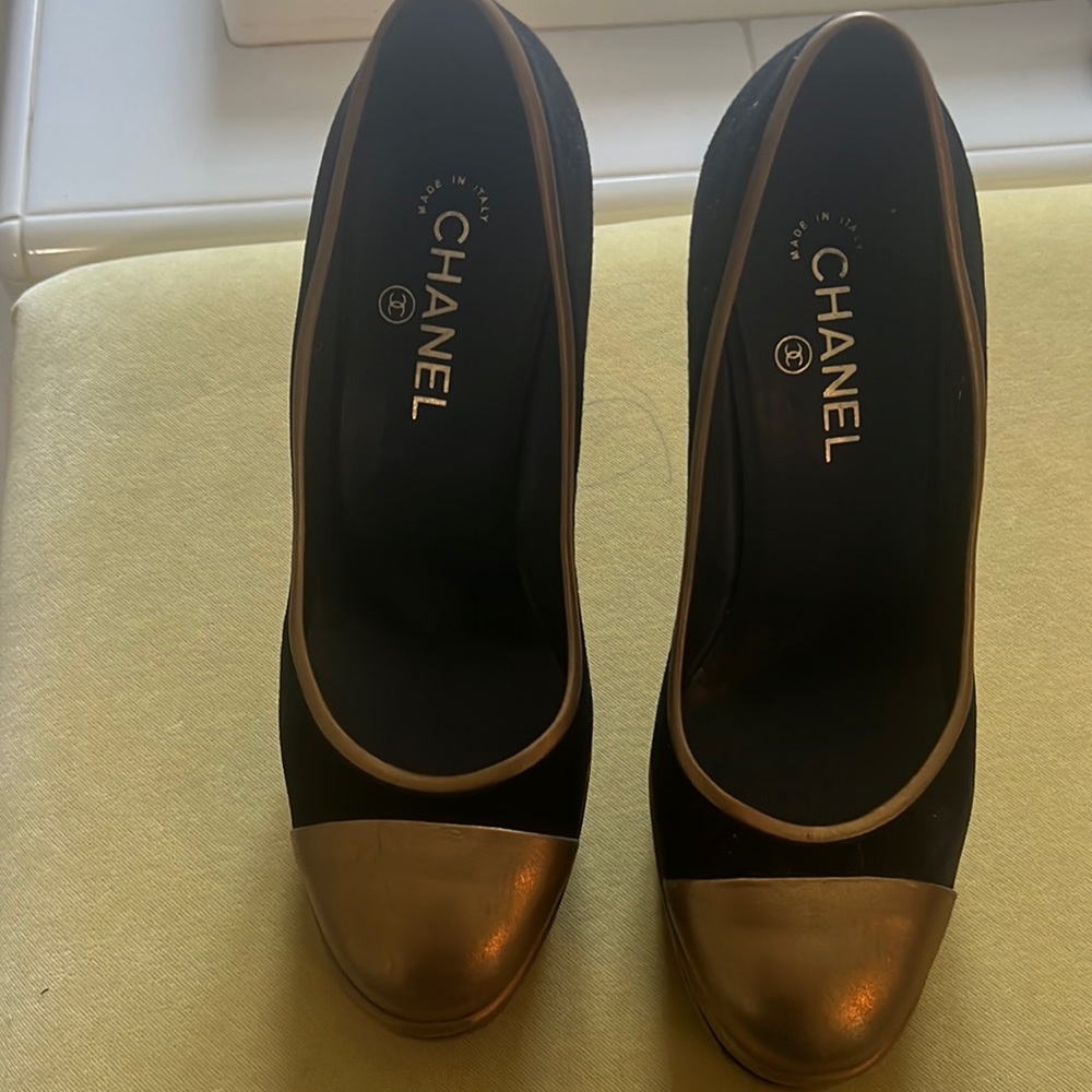 Suede gold piping metallic gold on front beautiful heel